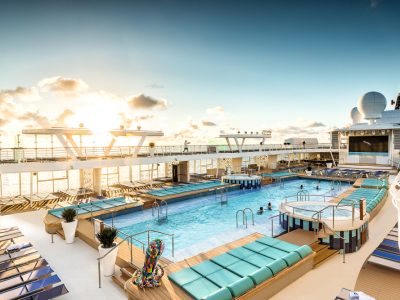 Außenpool auf der Mein Schiff  2